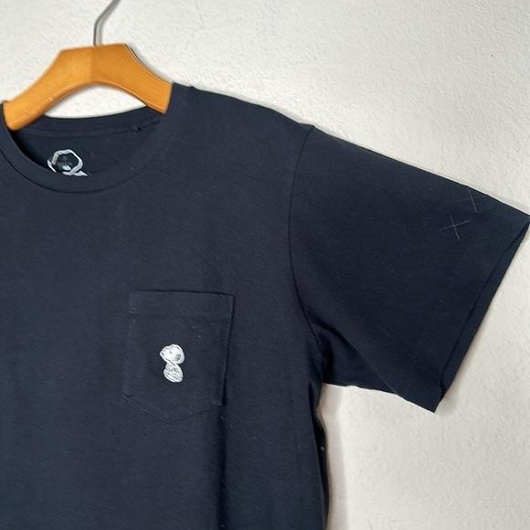 Uniqlo X Kaws X Peanuts Snoopy Patch Black Pocket Short Sleeve Tee Shirt Small - Picture 4 of 8